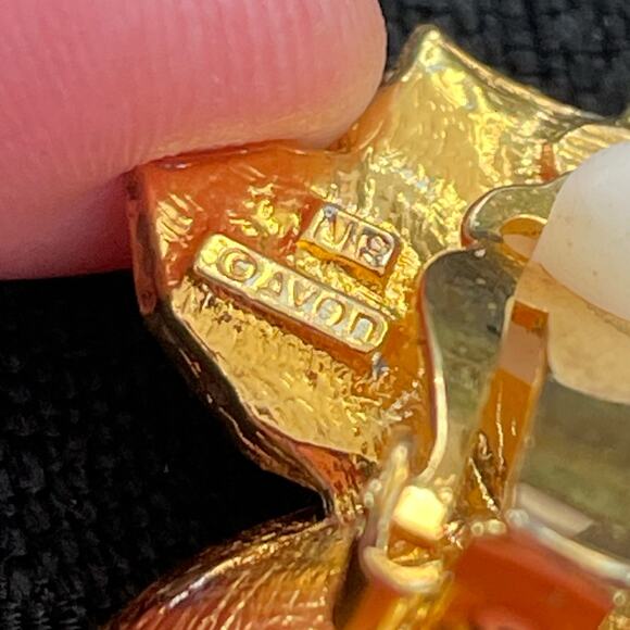 Vintage Avon Clip On Earrings Ruby Red Teardrop Green Enamel Holly Berry - Picture 13 of 13